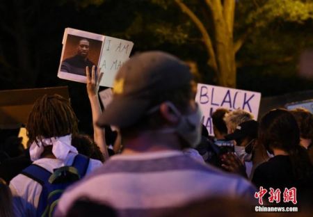 　当地时间5月30日，反种族歧视抗议活动继续在美国首都华盛顿进行。美国明州非裔男子乔治·弗洛伊德遭暴力执法死亡事件持续发酵。中新社记者 陈孟统 摄