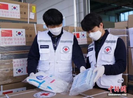 　资料图：3月20日，中国政府向韩方捐赠的110万个口罩等防疫物资，从仁川机场向韩国各地发出。图为韩方人员清点物资。中新社记者 曾鼐 摄