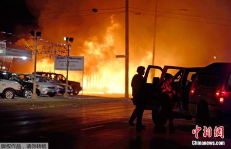 　当地时间2020年8月24日晚，威斯康星州基诺沙，抗议者纵火燃烧一间办公室。