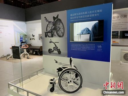 进博会上展示的轮椅式微型车。中新网 吴涛 摄