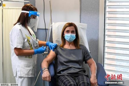 　图为意大利的一名医护人员正在进行新冠疫苗接种工作。