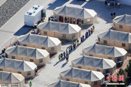　　资料图：美国与墨西哥边境地区Tornillo，有一座移民儿童“帐篷城”。据悉，数千名被迫与父母分离的移民儿童，被安置在这座“帐篷城”内。