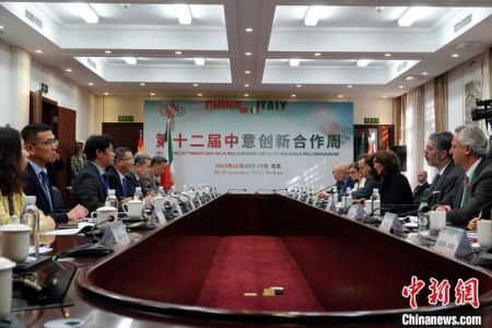 　11月28日，第十二届中意创新合作周在北京开幕，开幕式后，中国科技部副部长张广军、意大利大学与科研部部长安娜·玛丽亚·贝尔尼尼(Ana　Maria　Bernini)举行双边会见。中新网记者 孙自法 摄